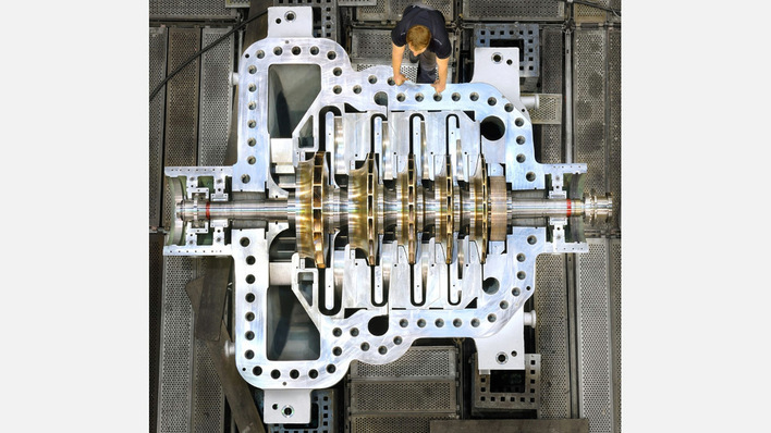 Der riesige Kompressor der Wärmepumpe erhitzt oder kühlt in fünf Stufen.