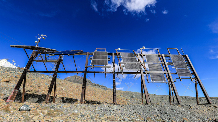 Pionierarbeit: Die Elektrizitätswerke des Kantons Zürich haben auf der Totalp jahrelang die Erträge von Modulen hoch in den Bergen mit unterschiedlichen Anstellwinkeln gemessen.