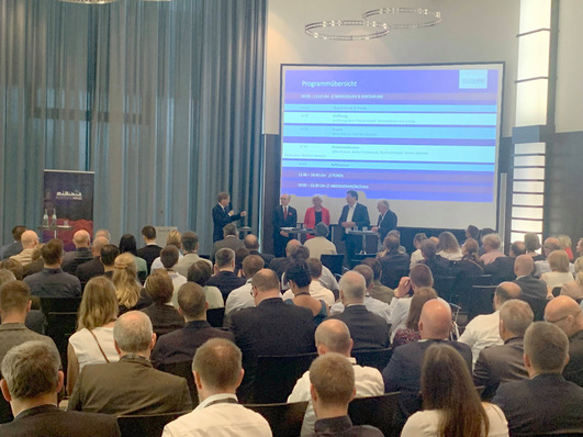 BWE- und BEE-Geschäftsführer Wolfram Axthelm (von links) moderierte eine Talkrunde zur Eröffnung mit Giles Dickson (CEO Wind Europe), BWE-Päsidentin Bärbel Heidebroek und Reinhard Mayer, Wirtschaftsminister von Mecklenburg-Vorpommern und Torsten Klement (Eikboom GmbH).