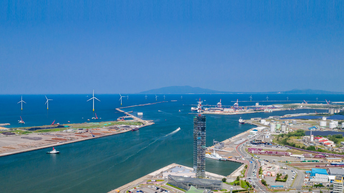 Japans erster Offshore-Windpark Akita-Noshiro, hier der Hafen von Akita mit 13 Windenergieanlagen ist noch ein Nearshore-Park. Weitere 20 Turbinen stehen im Hafen von Noshiro. Bei allen handelt es sich um Anlagen von Vestas vom Typ V117 mit 4,2 Megawatt Nennleistung. Auch Japan hat große Zubauerwartungen bei Offshore-Windkraft.