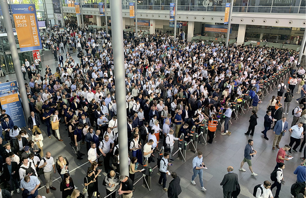 Massenandrang im Eingangsbereich der Smarter E