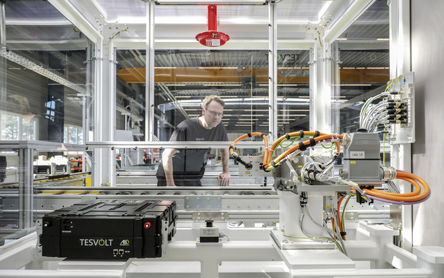 Qualitätskontrolle bei Tesvolt in der Produktion