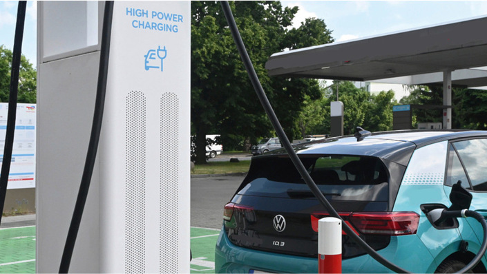 Ladesäulen in Deutschland müssen im öffentlichen Raum strengen Anforderungen genügen.