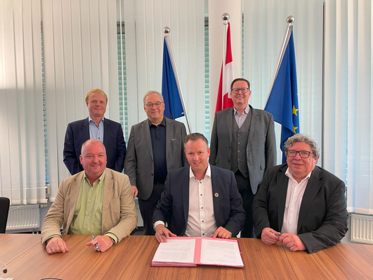 Zufriedene Gesichter bei der Vertragsunterzeichnung