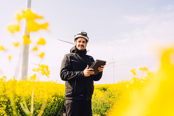Kevin Gering ist Master of Science (M.Sc.) in Wind Engineering und Experte für DGUV-V3-Prüfungen und Elektrotechnik in der Windenergiebranche. Seit 2019 führt er Niederspannungs- und Mittelspannungsprüfungen sowie Schalthandlungen durch. Er ist  ein zertifizierter EFK (Elektrofachkraft) mit Spezialisierung auf DGUV-V3 und Schalthandlungen im Bereich der Mittelspannung.