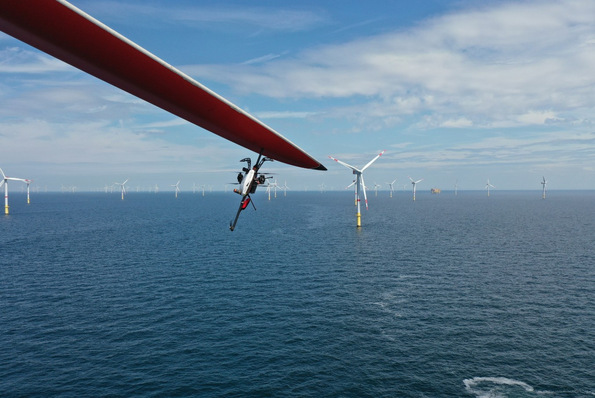 Inspektion des Blitzschutzsystems einer Windkraftanlage in einem Offshore-Windpark mit einer Drohne in ca. 100 m. Riskante Arbeiten für Menschen, wie diese Inspektion können künftig zunehmend mit unbemannten Systemen durchgeführt werden.