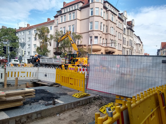 Straße gesperrt: Hier wird das Fernwärmenetz ausgebaut.
