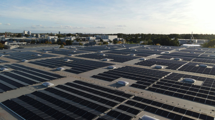 Große Dachanlagen ans Netz anzuschließen ist aufwändig – unter anderem aufgrund der Bürokratie bei den Netzbetreibern.