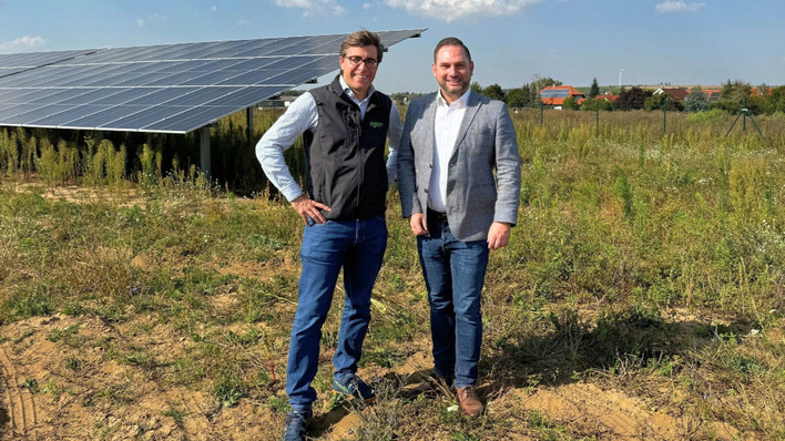 Pascal Lang, Vorstandsvorsitzender der Egis (links), und Matthias Bielek, Bürgermeister von Dettelbach, haben den neuen Bürgersolarpark in Betrieb genommen.