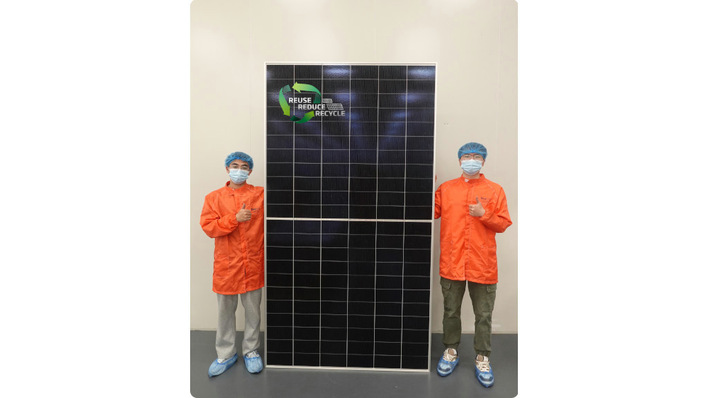 Geschafft: Das erste komplett aus recyceltem Material bestehende Modul von Trinasolar ist fertig.