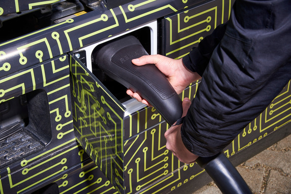 Mercedes-Benz Trucks hat schon ein System entwickelt, mit dem Lkw mit mehr als einem Megawatt Leistung geladen werden können.