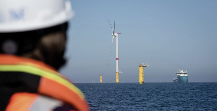 Installation der ersten Turbine des Windparks Saint Nazaire, Frühjahr 2022