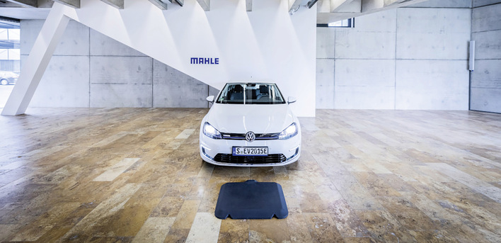 Das induktive Laden funktioniert über ein System, das in den Boden des Parkplatzes eingelassen ist.