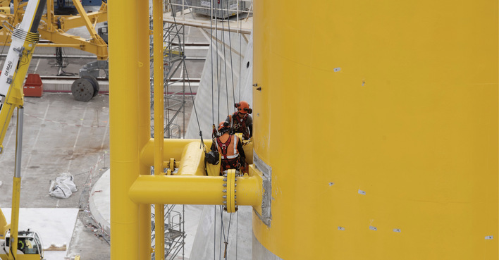 Schwerlastfundamente auf dem Fertigungsgelände in Le Havre für den Windpark Fécamp