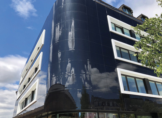 Die neue Solarfassade des MVZ in Marburg wird über einen Stromliefervertrag refinanziert. Der Verbrauch des Stroms vor Ort ist der Hebel 
zur Wirtschaftlichkeit von Solarfassaden.