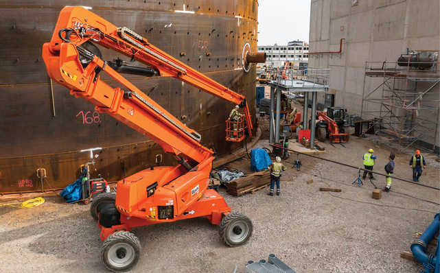Baustellenbetrieb im April am künftigen Heizkraftwerk Süd (rechts) mit dem neuen Wärmespeicher (links)