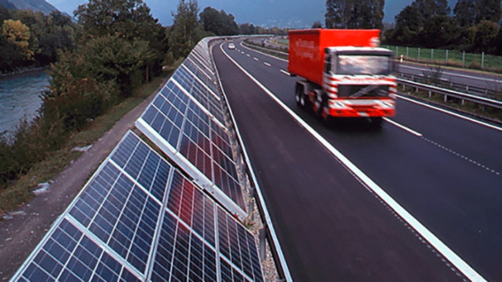 Lärmschutzwände mit Photovoltaik können einen Beitrag zur Energiewende leisten.