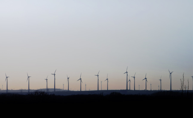Entspannte Dunkelheit im Windpark bei ­aufziehender Dämmerung statt des roten ­Blinkens
