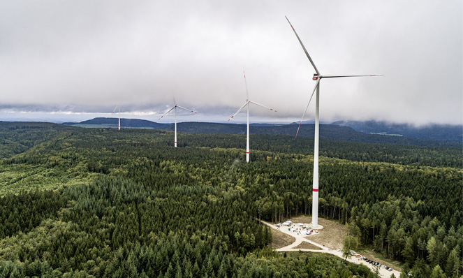 Eröffnungsfeier im Waldwindpark Junge Donau im Spätsommer 2023: Es ist ein Projekt des Stadt­werke-Windkraftbündnisses Kommunalpartner, an dem die Stadtwerke Tübingen beteiligt sind. Die fünf Vestas-­Anlagen sind vom Typ V150-4.2 MW.