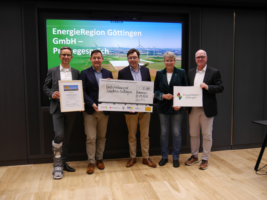 Stolze Gründer: EAM-Geschäftsführer Hans-Hinrich Schriever, Landrat Marcel Riethig, Geschäftsführer der Energieregion Göttingen Tobias Meier, Oberbürgermeisterin Petra Broistedt und Frank Wiegelmann, kaufmännischer Vorstand der Stadtwerke AG.