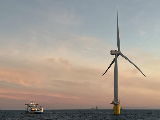 Hywind Tampen, schwimmender Offshore-Windpark Equinors mit 88 Megawatt (MW) Parkleistung. Der 2022 in Betrieb genommene Windpark besteht aus elf Anlagen mit 8,8 MW, die direkt fünf Öl- und Gasförderplattformen vor Norwegen mit Elektrizität versorgen und rund ein Drittel des Bedarfs dort beliefern.