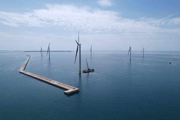Erster italienischer Offshore-Windpark Beleolico, 30 MW, entwickelt von Renexia. Künftige italienische Offshore-Windparks werden aufgrund des rasch abfallenden Küstenbodens im Mittelmeer schwimmende Turbinenfelder sein.