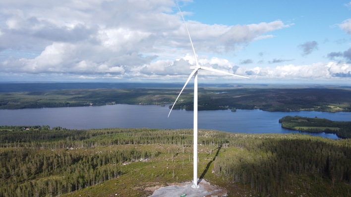 Windenergieanlage in weiter nördlicher Landschaft - in Kanada nimmt der jährliche Windparkzubau wieder Fahrt auf und näherte sich 2023 der Zwei-Gigawatt-Marke.