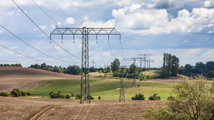 Bisher mussten Kund:innen in Regionen mit viel erneuerbarer Stromversorgung im Netz hohe Entgelte zahlen. Das ändert sich endlich im kommenden Jahr.
