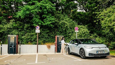 Insgesamt 800 solcher Schnellladesäulen von Delta will Izivia in Frankreich installieren.