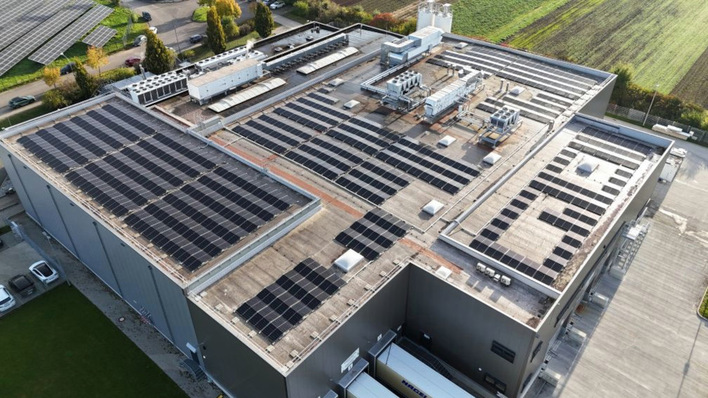 Mehr als 314 Kilowatt Leistung hat Eon auf das Dach des Produktionsgebäudes von Gustavo Gusto in Artern gebaut.