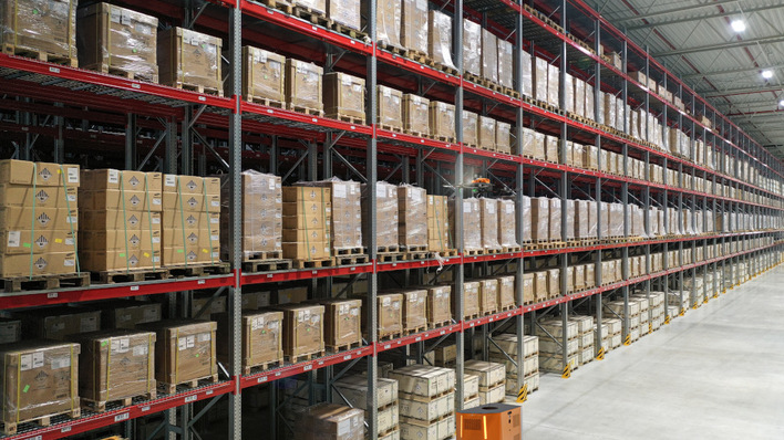 Eine Drohe überwacht rund um die Uhr das Lager. Eine Wärmebildkamera liefert Daten über den Zustand der gelagerten Batteriekomponenten.