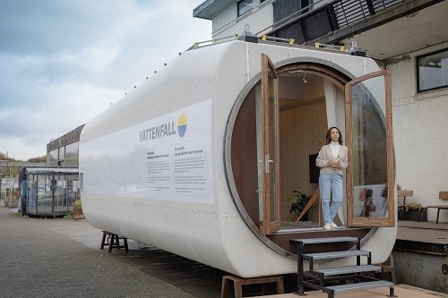 Tiny House von Vattenfall bei der Dutch Design Week in Eindhoven in den Niederlanden im Oktober 2024: ausgediente Windturbinen-Gondel aus dem repowerten Windpark Gols in Österreich von einer V80-Vestasturbine mit 2,0 Megawatt.