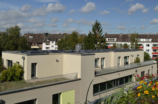 Gemeinschaftliche Versorgungsanlagen können die Energiewende in Städten voranbringen. Sie sind vor allem für kleinere Mehrfamilienhäuser interessant.