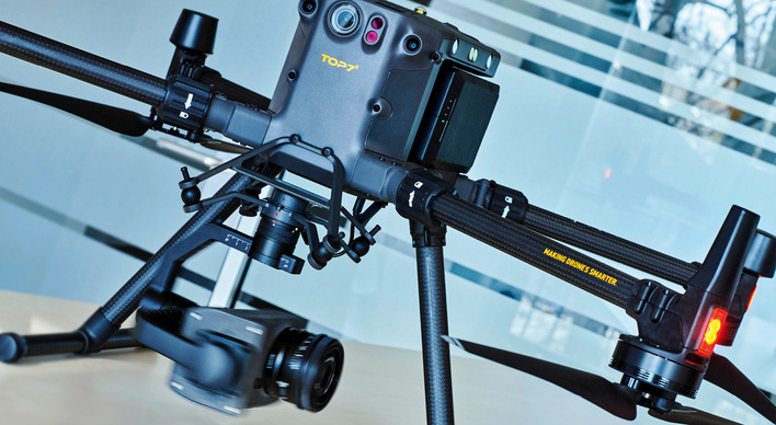 Mängel an der Windenergieanlage nimmt die Drohne mit der 61-Megapixel-Kamera auf.