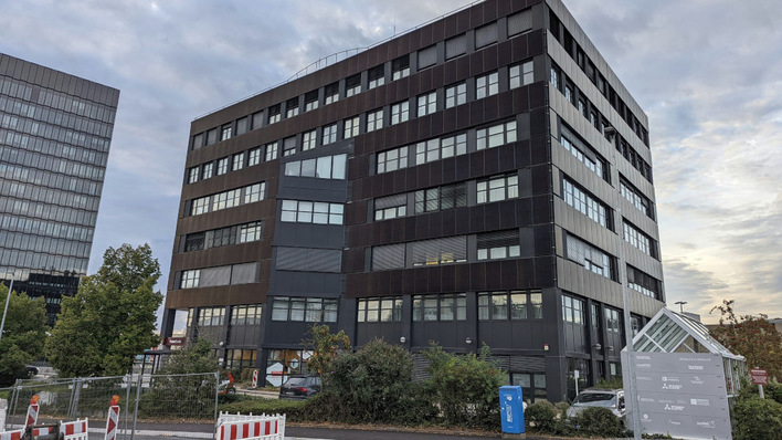 Eines von mehreren Großprojekten, die die Partner von MO Energy in diesem Jahr umgesetzt haben: 1.100 Quadratmeter Solarfassade an einem Bürogebäude in Sindelfingen.
