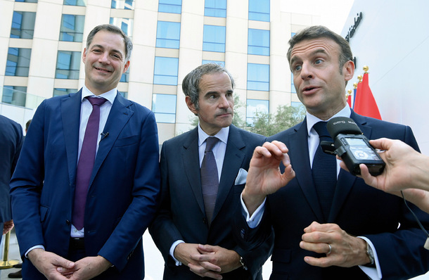 Belgiens Premierminister Alexander De Croo, IAEA-Generaldirektor Rafael Mariano Grossi  und Frankreichs Präsident Emmanuel Macron (von links) im Dezember in Dubai