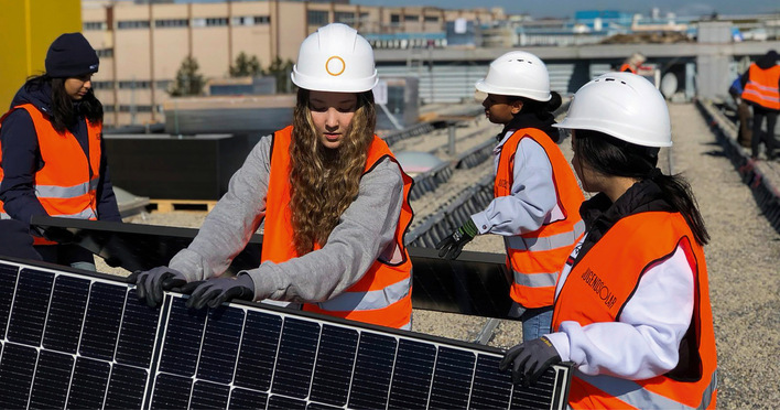 Junge Hände und junge Köpfe gewinnen: Die Schweiz hat den Ausbildungsberuf des Solarteurs und der Solarteurin entwickelt. Ein Partner ist Solafrica. Die Organisation arbeitet mit geflüchteten Menschen, um diese für die Solarenergie zu gewinnen.