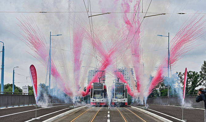 Feierliche Freigabe der Elisabethbrücke, der neuen Straßenbahnverbindung über die Saale in Halle: Infrastrukturprojekt auch der Stadtwerke