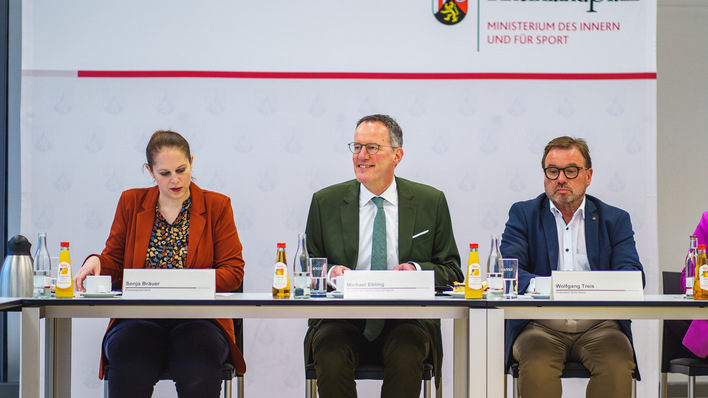 Innenminister Michael Ebling (Mitte) und SGD-Nord-Präsident Wolfgang Treis bei der Pressekonferenz zur Vorstellung des Flächenportals.