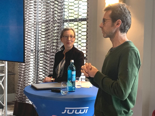 Katharina Wolf, freie Journalistin und Moderatorin, links, fragt Tobias März im Anschluss an seinen Vortrag nach der aktuellen Ausrichtung der Letzten Generation.