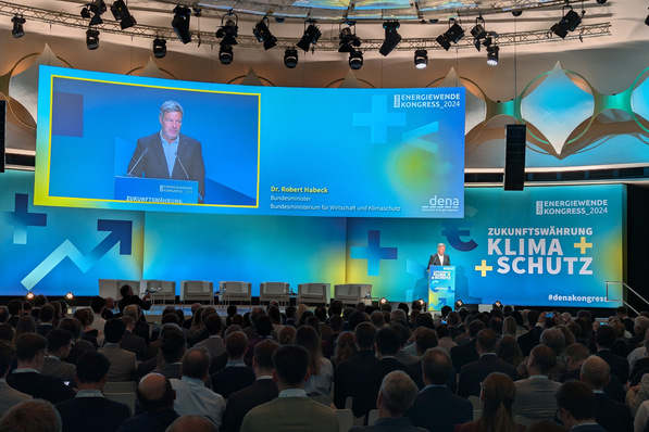Robert Habeck eröffnet den 15. Kongress der Deutschen Energie-Agentur. 