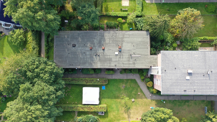 Das Gebäude im ruhigen Hamburger Stadtteil Ohlsdorf ist ein typischer, norddeutscher Backsteinbau aus dem Jahr 1968.