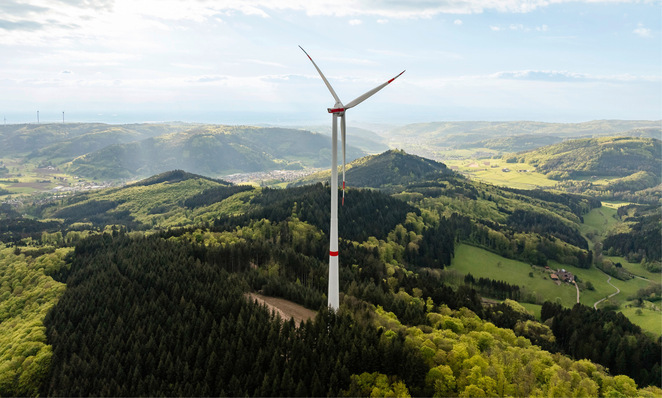 Die offiziell am 6. Mai gestartete Enercon-Turbine E-138 mit 4,2 Megawatt bei Offenburg. Betreiber Badenova führt sie als Windpark Kallenwald und liefert den Strom an das Industrieunternehmen Hansgrohe.