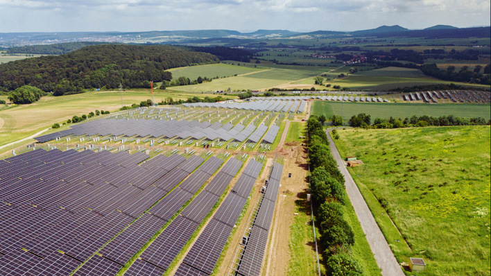 Die Planer haben den Solarpark in das unebene Gelände in Deiderode gut hineingeplant.
