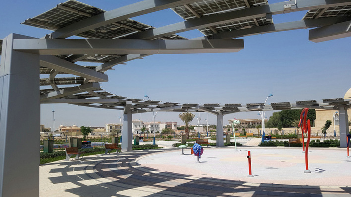 Schattenspender Solaranlage: Solche Systeme sind nur ein Beispiel der vielfältigen Möglichkeiten, die urbane Photovoltaik für die Energiewende in den Städten bieten.