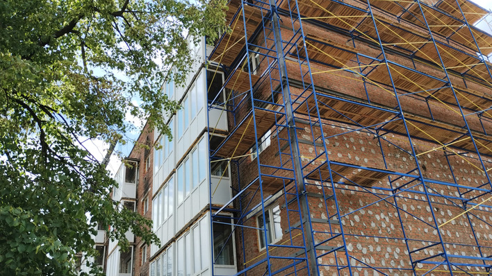 Das Wohngebäude in der ostukrainischen Stadt Trostjanez, das mit Solarpanels und einer Wärmepumpe ausgestattet werden soll.