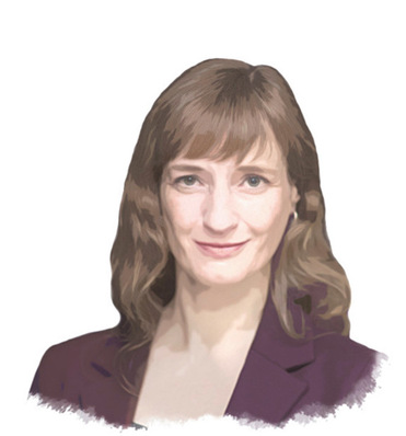 Illustriertes Porträt einer Frau mit welligem braunem Haar, leicht lächelnd, trägt einen lila Blazer auf weißem Hintergrund.
