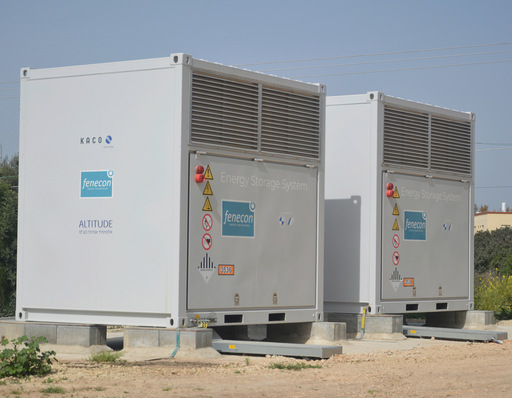 Speichersysteme können überschüssige Energie aufnehmen und zeitversetzt in das Stromnetz einspeisen. So werden Netze entlastet und Solar- und Windparks vor Ertragsverlusten geschützt.