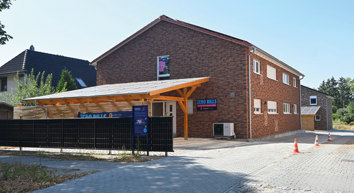 Von außen sieht es aus wie ein ganz normales Haus. Nur die großen Solaranlagen zeigen: Hier hat die Sonne die Regie bei der Energieversorgung übernommen.