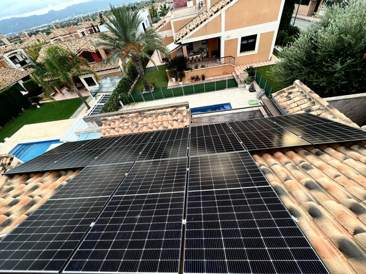 Um das Potenzial der Solarenergie in dichten städtischen Gebieten voll auszuschöpfen, müssen Herausforderungen wie Platzmangel durch begrenzte Dachflächen bewältigt werden.